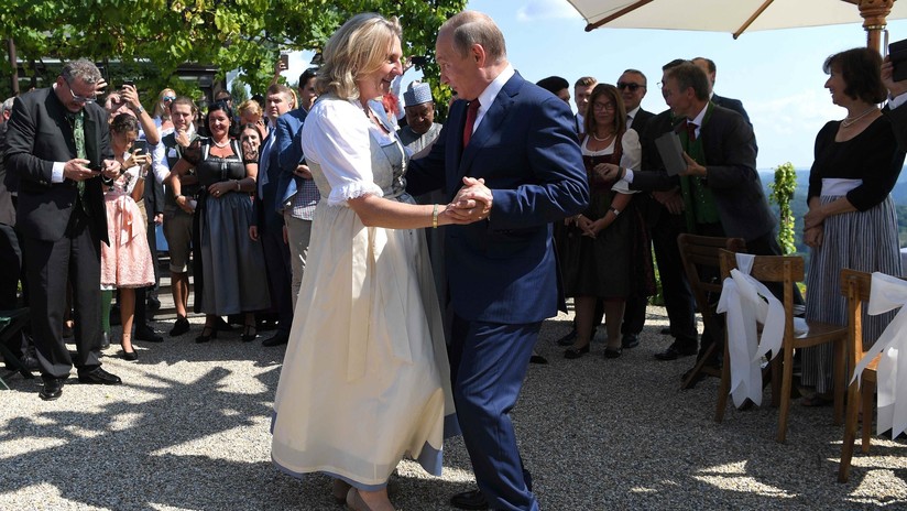 (Vídeo) Putín llega a boda de ministra austriaca y sorprende a los invitados
