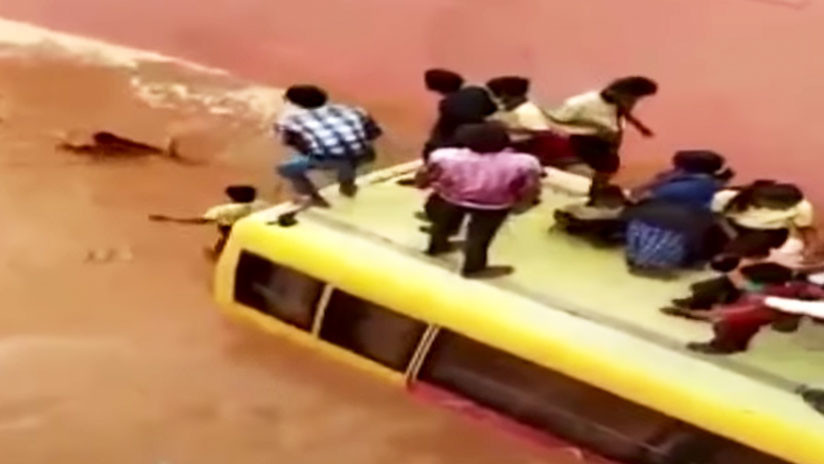 (Video) Rescatan un autobús con 50 estudiantes en medio de las inundaciones en la India