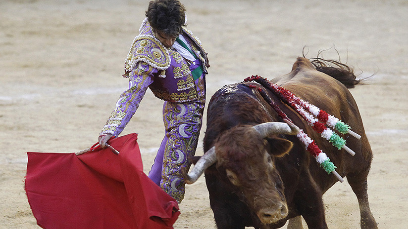 (Video) Toro prendido en fuego cornea a fotógrafa y casi la mata