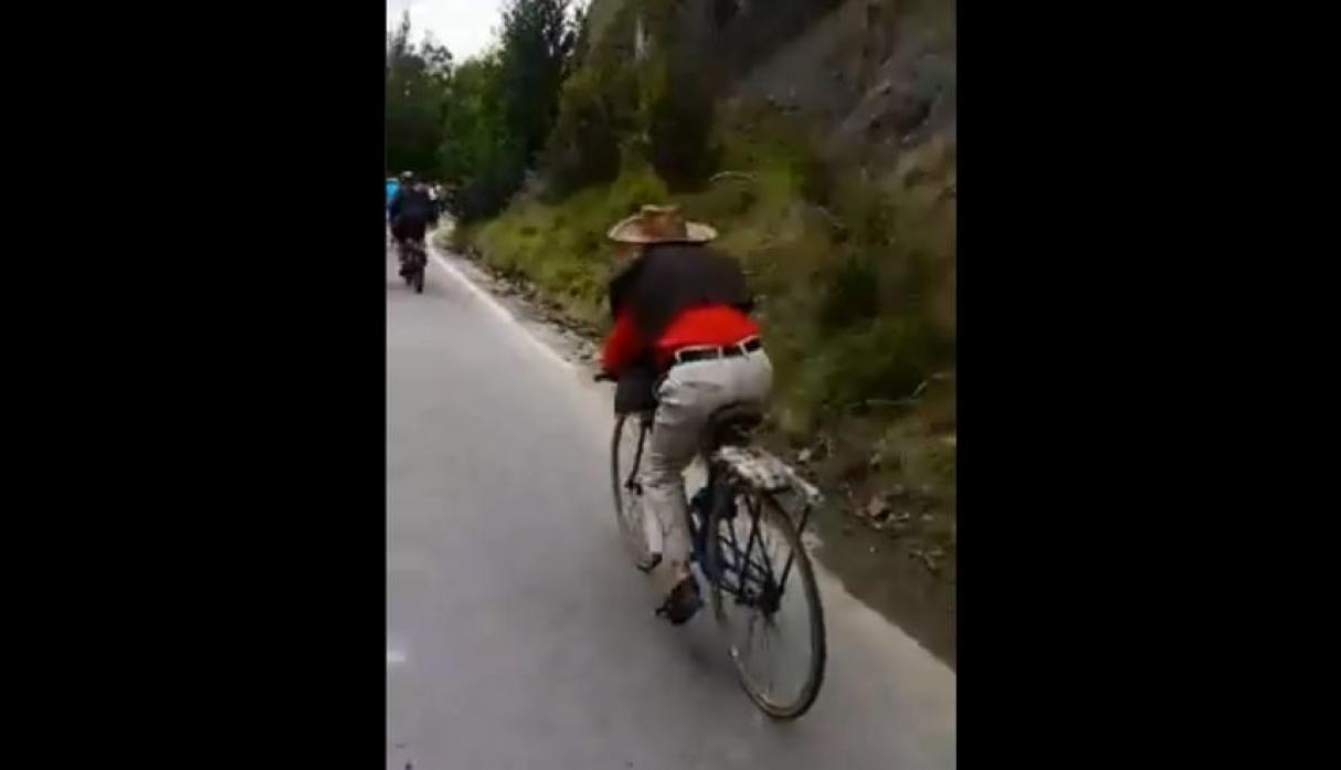 (Video) Un campesino de 73 años sorprende a jóvenes ciclistas en un ascenso