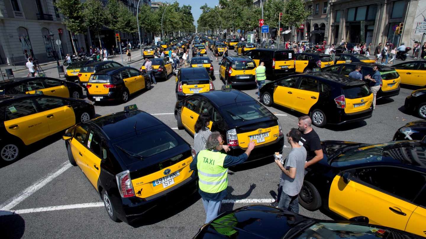 Taxistas españoles desconvocan huelga y fijan plazo al Gobierno