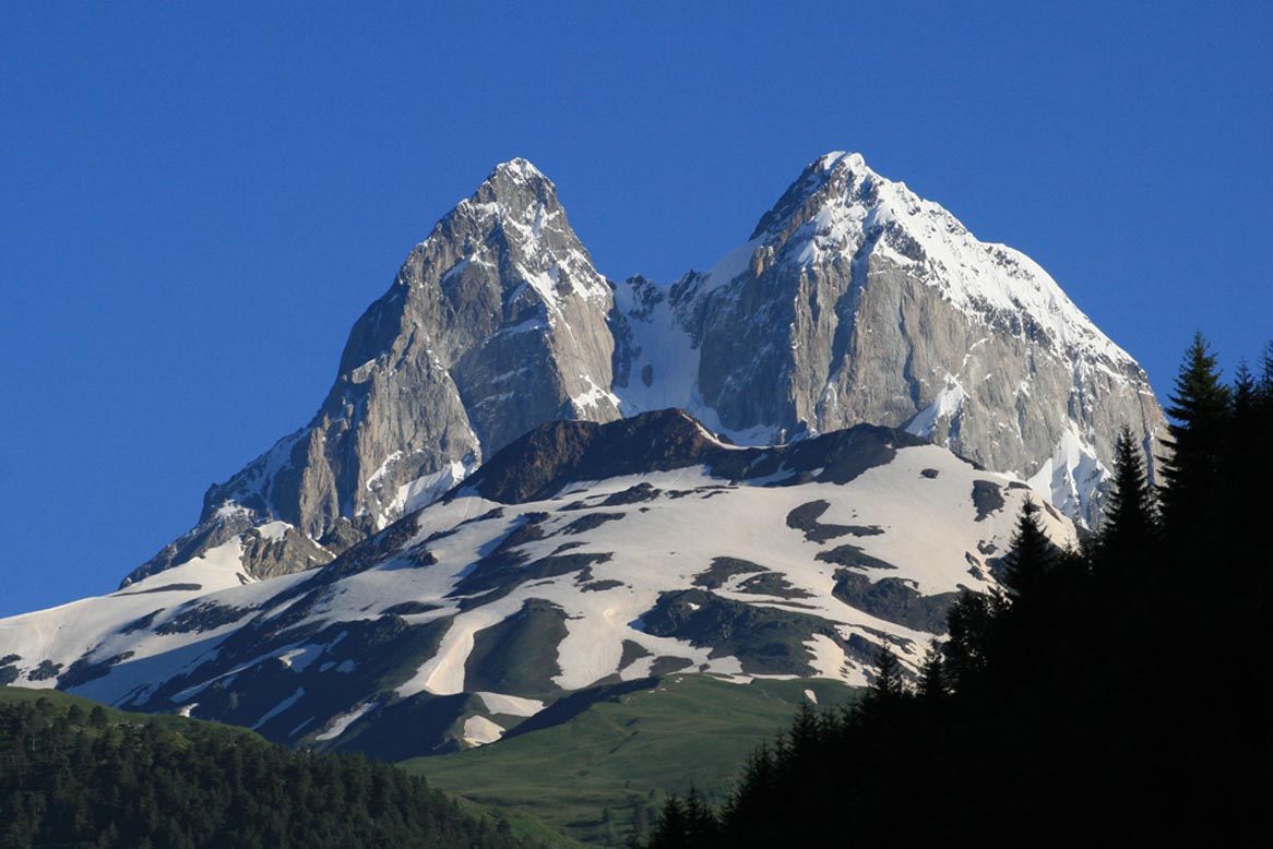 Dos esqueletos humanos son encontrados en la montaña Ushba en Georgia