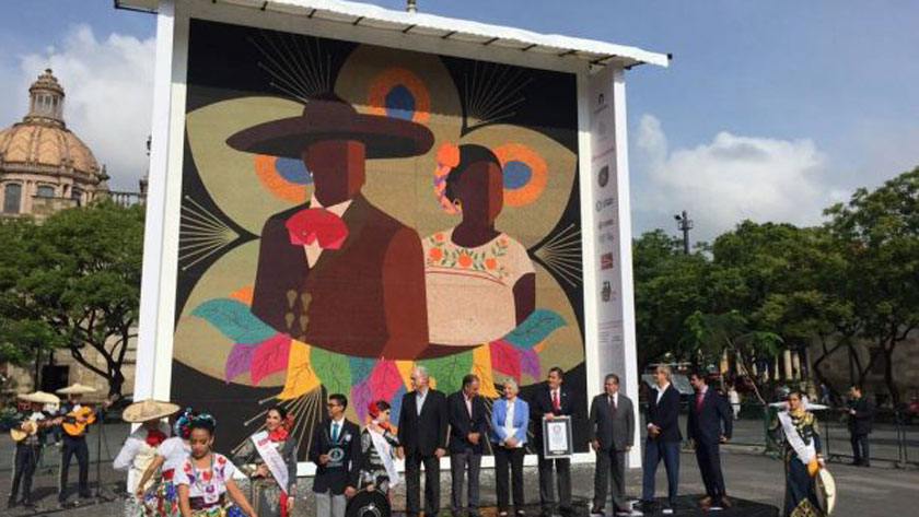 Indígenas mexicanos establecen récord Guinness con mosaico de chaquira