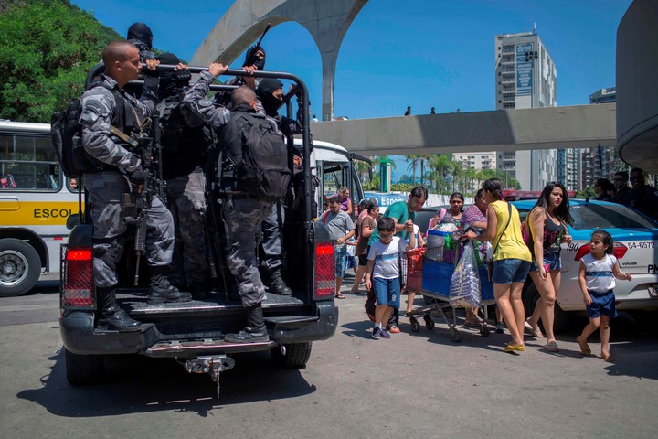 Crisis económica y de seguridad hunden a Río de Janeiro por medidas de Temer