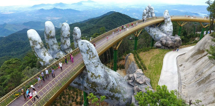 (+Video, Fotos) Vietnam sorprende a sus turistas con un impresionante puente de 1.400 metros de altitud