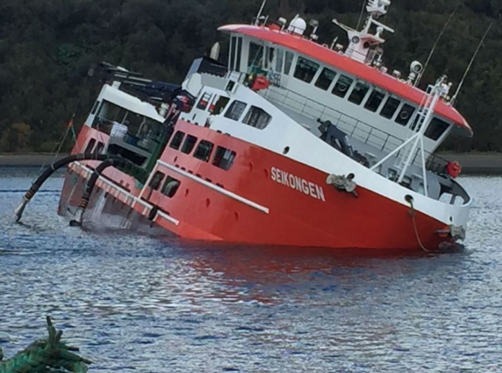 Inician reflotamiento de barco salmonero hundido en costas de Chonchi