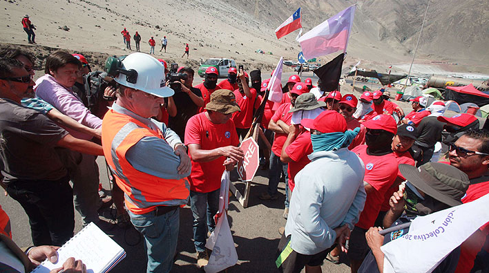 “No existe fuerza que sea capaz de doblegarnos”: Trabajadores de Minera Escondida rechazan última oferta y aprueban huelga