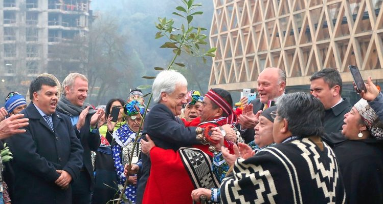 Duro mensaje de Juana Calfunao a lonko que se abrazó con Piñera: “No siga hueveando con el Estado chileno”
