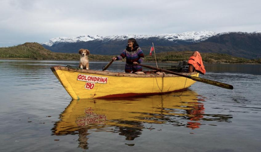 Los “arpones” kawésqar contra la arremetida salmonera en la Patagonia
