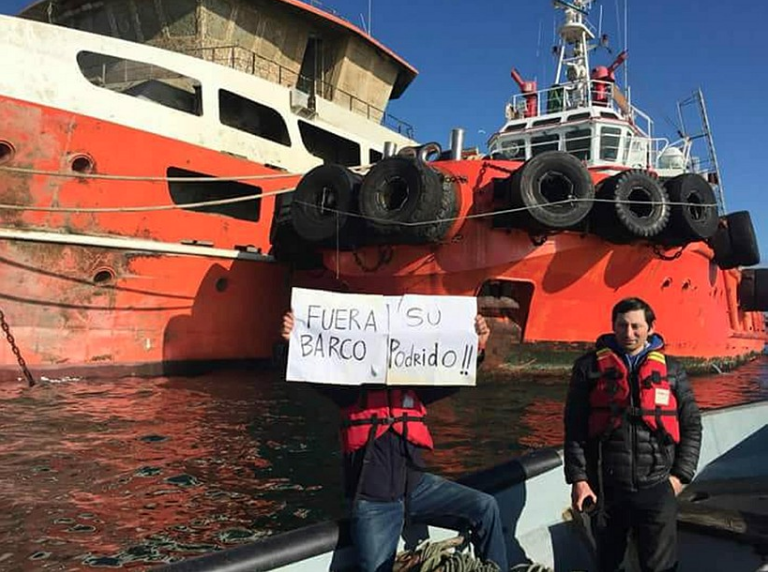 Preocupación en Ancud por presencia de barco con toneladas de salmones muertos