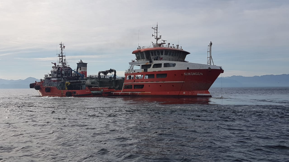Barco reflotado con salmones descompuestos enciende las alarmas en Puerto Montt