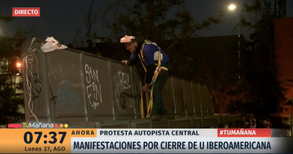 Manifestación en Autopista Central por estudiante de la U. Iberoamericana que recibió seis perdigones disparados por Carabineros