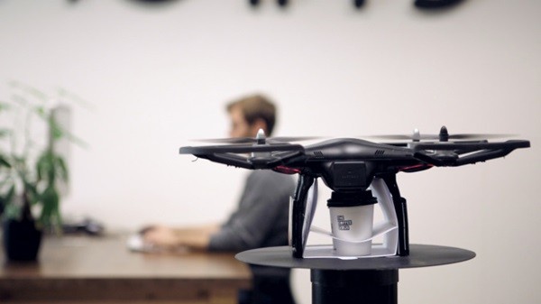 Patentan un dron que predice cuando quieres café y lo sirve caliente