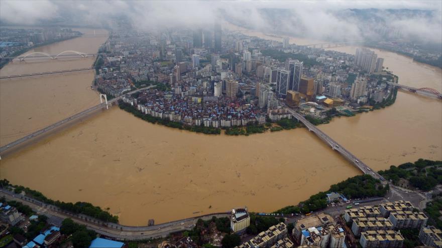 (+Video) Así rescatan a 14 camioneros atrapados en las inundaciones en China