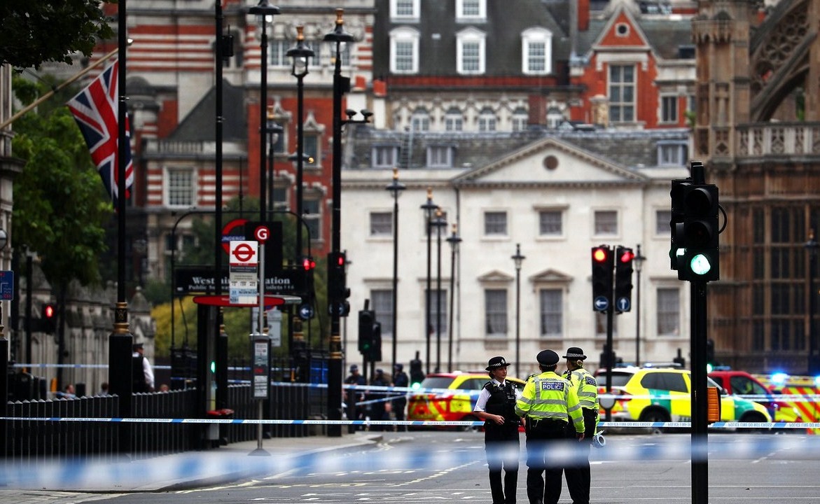 (Video) Carro choca contra barrera de seguridad del Parlamento británico y deja a varios heridos