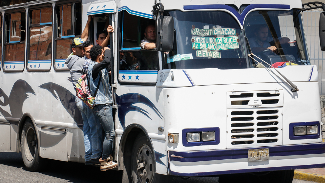Transportistas venezolanos debatirán ajuste del pasaje la próxima semana