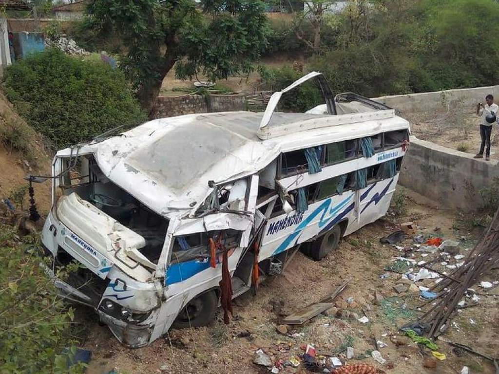 Al menos 20 muertos al colisionar autobús con camión cisterna en Pakistán