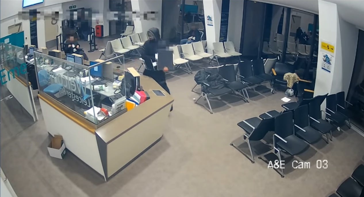 (Video) Hombre con un cuchillo en la mano destroza sala de espera de un hospital e indigna a los internautas