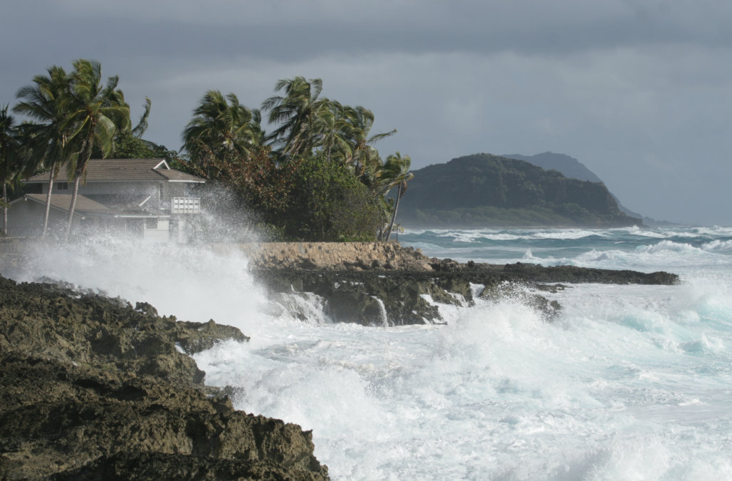 Trump firma declaración de emergencia por huracán Lane en Hawái