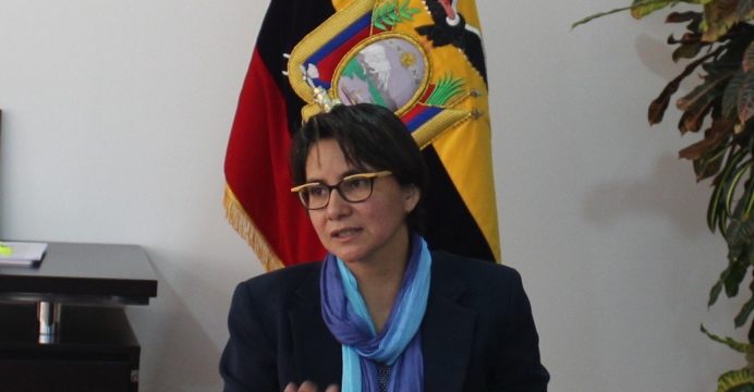 (Video) Por humillar a campesinos destituyen a ministra de Agricultura de Ecuador