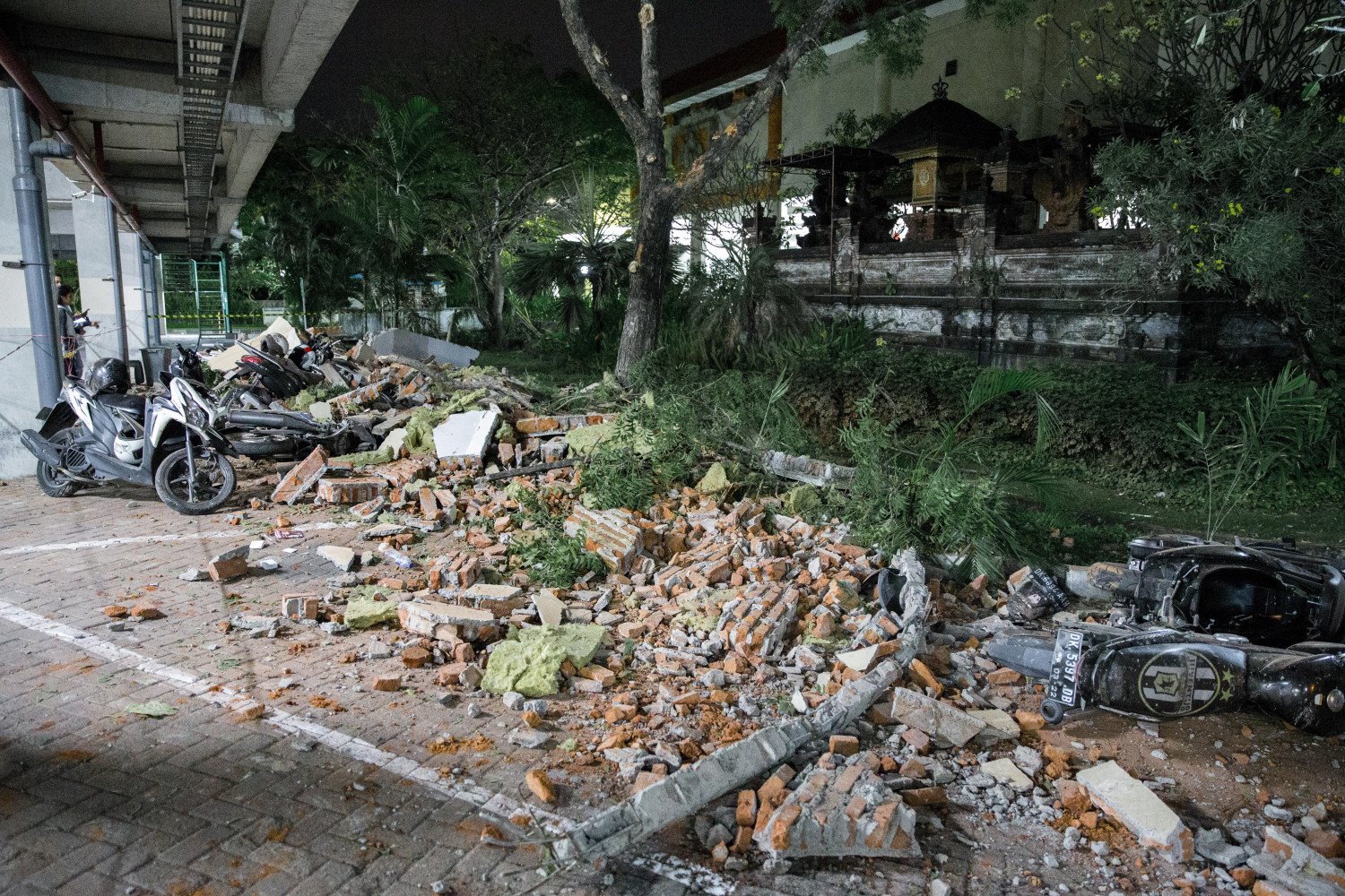 (+Videos) Fuerte sismo en Indonesia deja hasta ahora 91 muertos