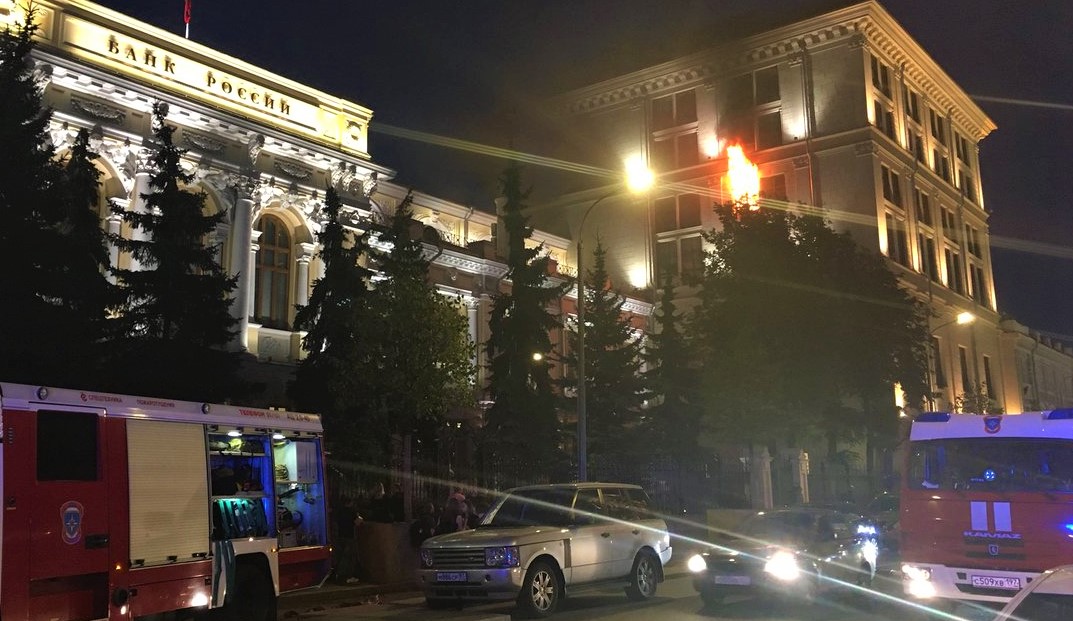 (Fotos+Video) Un fuerte incendio consumió parte del Banco Central ruso en Moscú