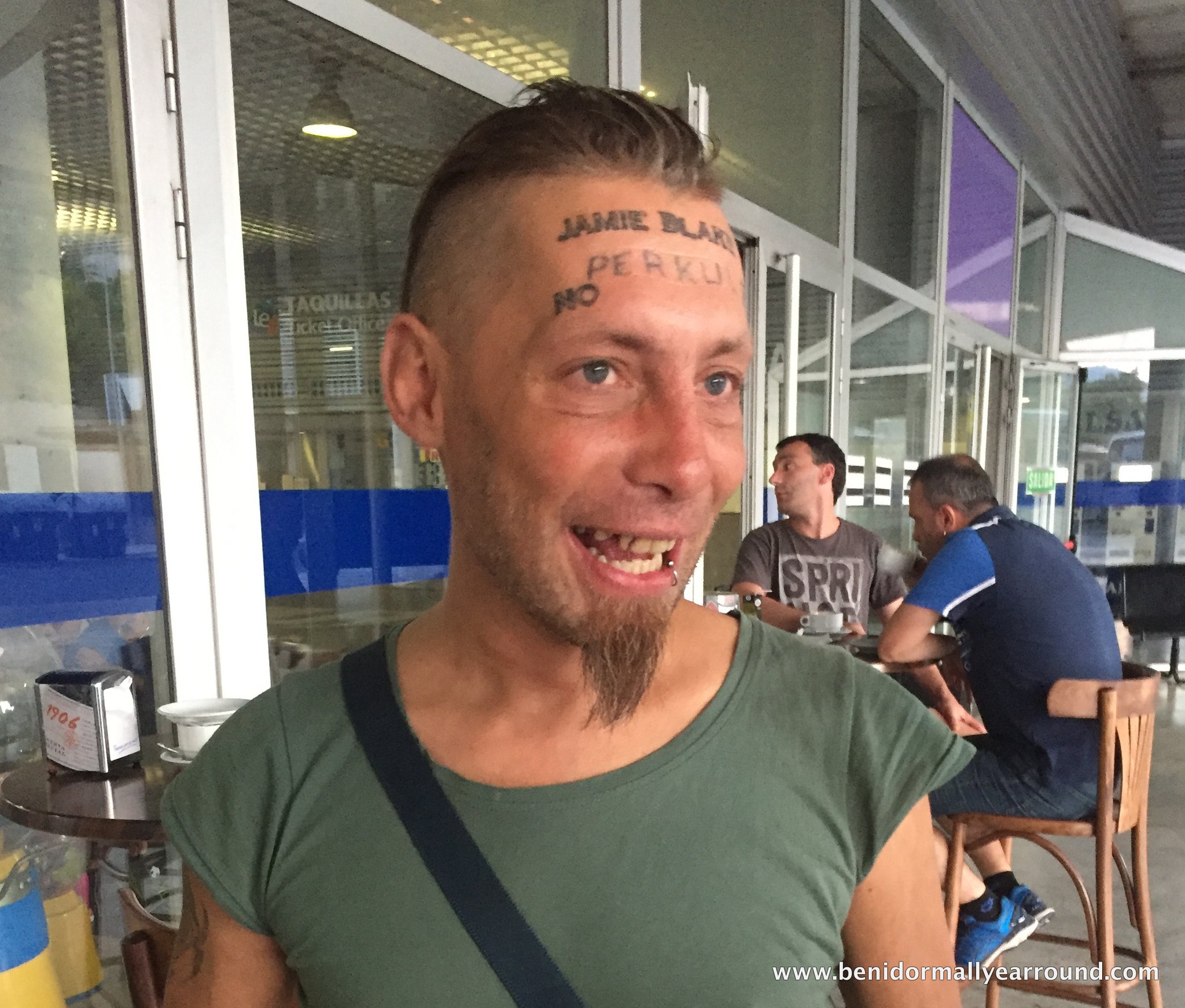 Por 100 euros indigente acepta tatuarse la frente y luego hace denuncia (+video)