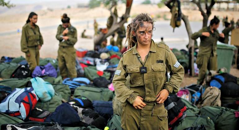 Soldados israelies humillan a instructora de paracaidismo