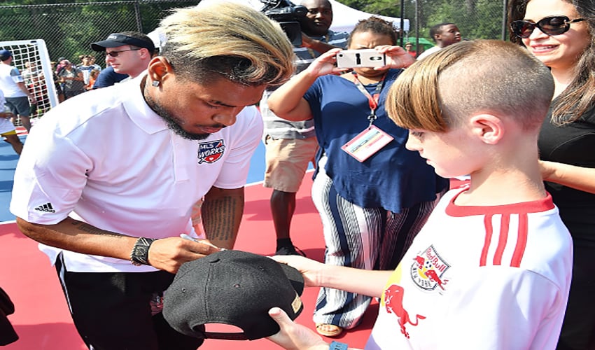 (Video) Un pequeño fánatico del fútbol lloró al conocer a Josef Martínez