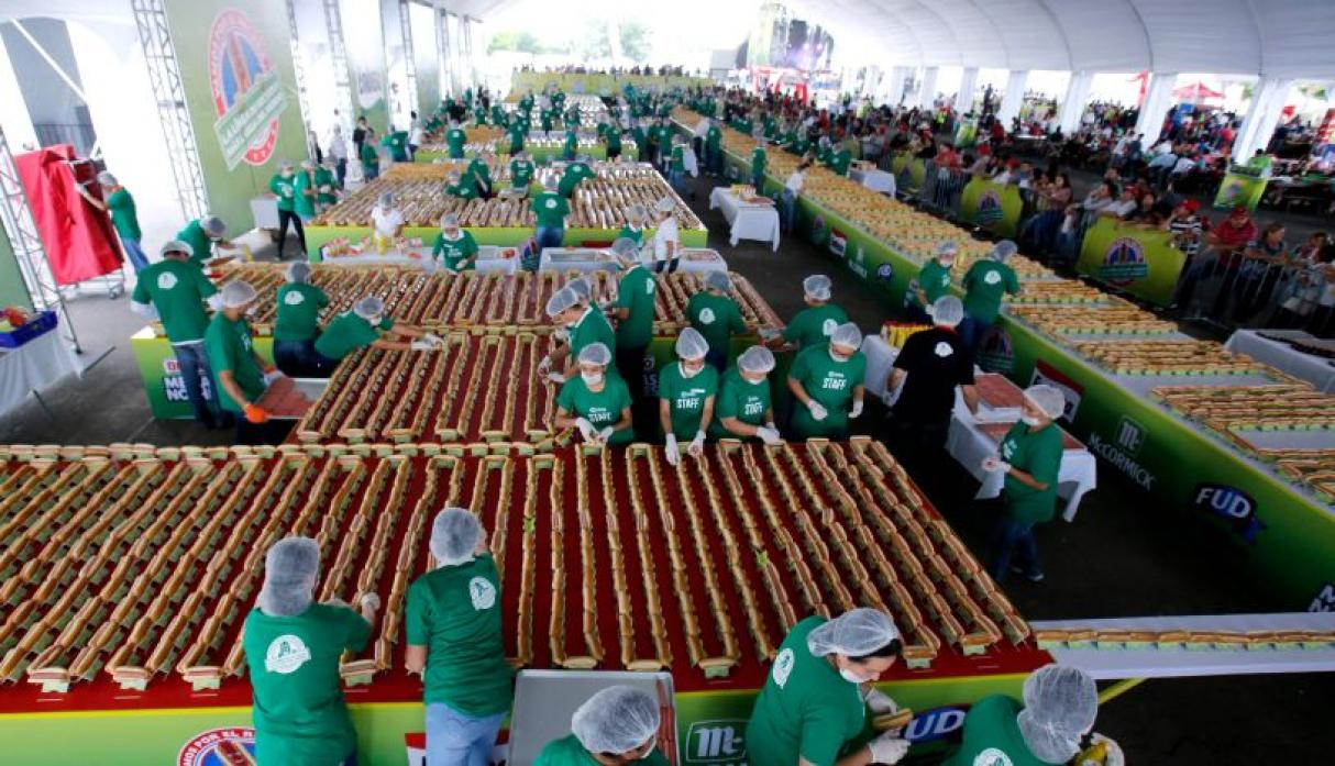 Nuevo Record: México preparó un Hot Dog de 1.417 metros de largo
