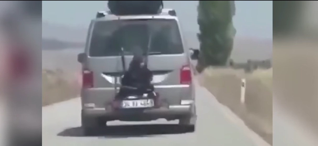 (Video) La lleva atada a la parte trasera de su furgoneta y se excusa: «Mi hija tiene 13 años. Le encanta viajar así»