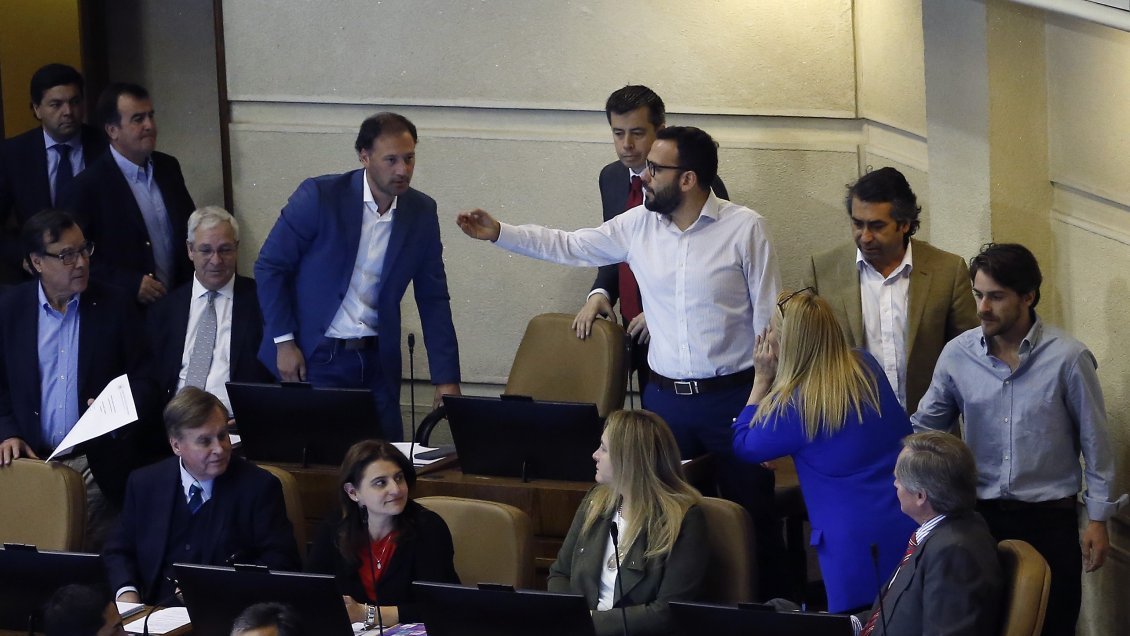 Pamela Jiles es sancionada por la Comisión de Ética de la Cámara por «altercado» con el diputado Urrutia