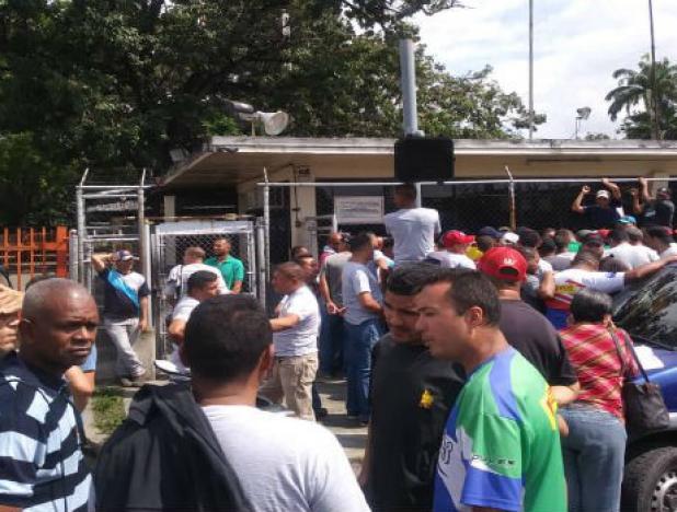 Trabajadores de Pirelli denuncian cierre de la fábrica en Venezuela