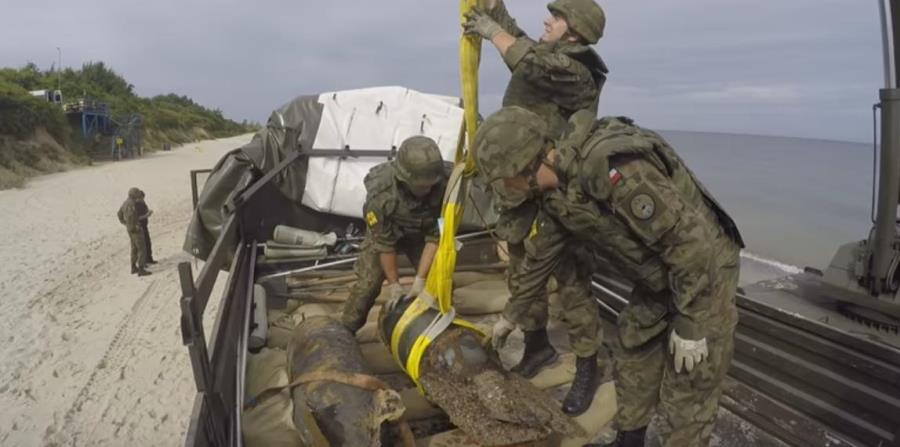 (Video) Hallan tres bombas de la II Guerra Mundial sin explosionar en playa de Polonia