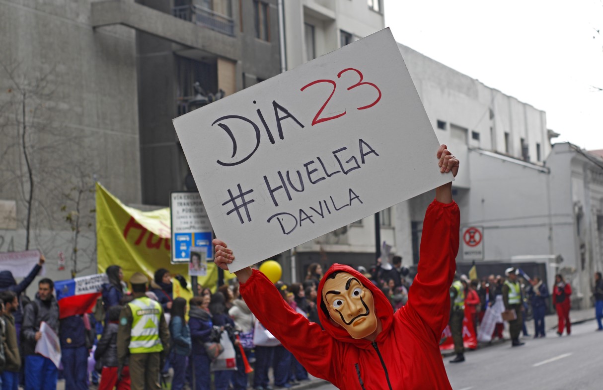 Trabajadores de Clínica Dávila en huelga denuncian colapso en atención de salud
