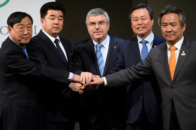 Presidente del COI con representantes de ambas Coreas