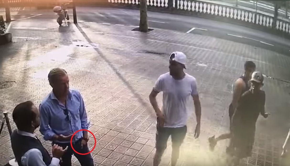 (Video) Robo instantáneo: Arrancan reloj a turista “desprevenido” en Barcelona