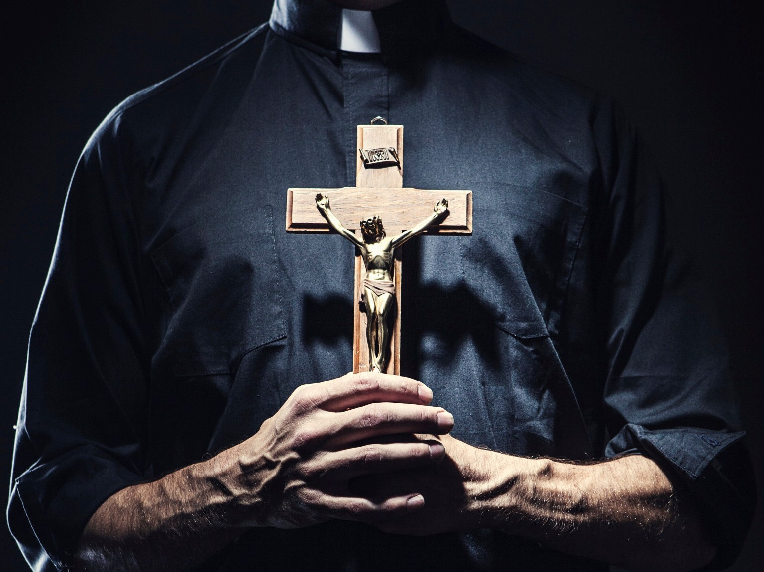 La horrorosa historia de los sacerdotes que usaron crucifijos para cometer abusos sexuales