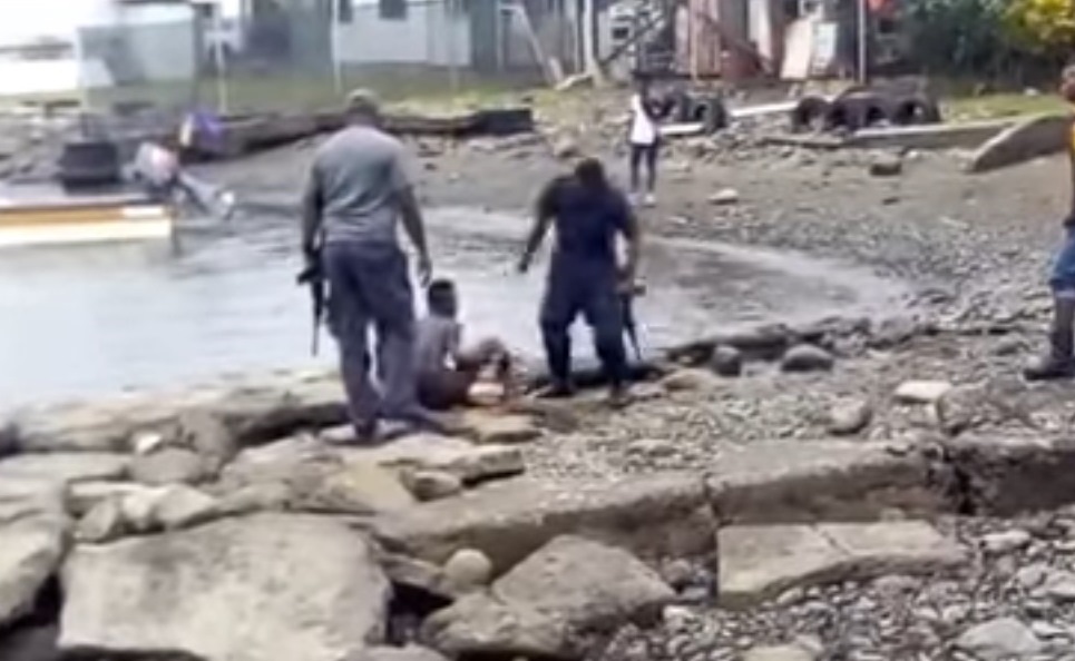 (+Video) Policías dan brutal golpiza a joven de 16 años e indignan a población en Nueva Guinea