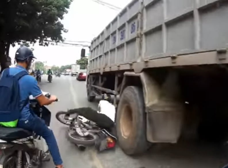(Video) El susto de su vida: motorizado cae y por poco es aplastado por un camión