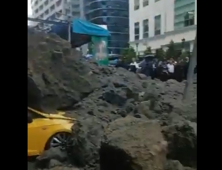 (video) Autos sepultados: derrumbe en localidad mexicana causa conmoción en los habitantes