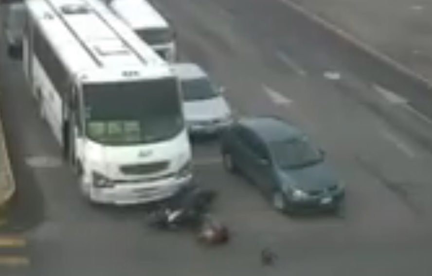 (Video) Momento exacto en el que un autobús arrolla a un motorizado en México