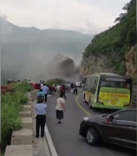 (Video) Héroe local salvó a pasajeros de un aterrador derrumbe en China