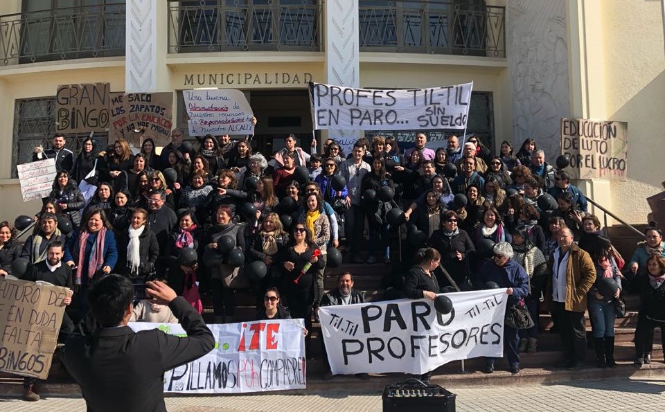 Solicitan intervención del Mineduc en Tiltil: Trabajadores denuncian deuda de $300 millones