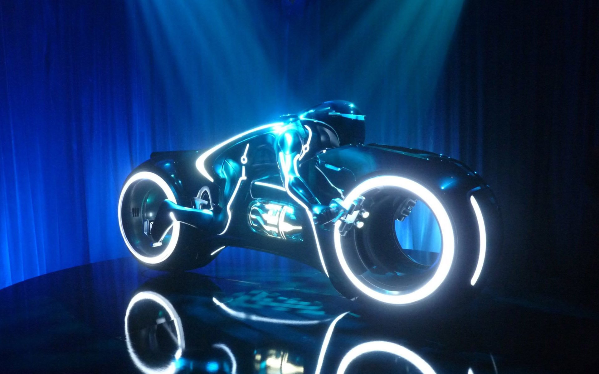 (Foto) Expiloto de Fórmula 1 construyó la moto de la película Tron
