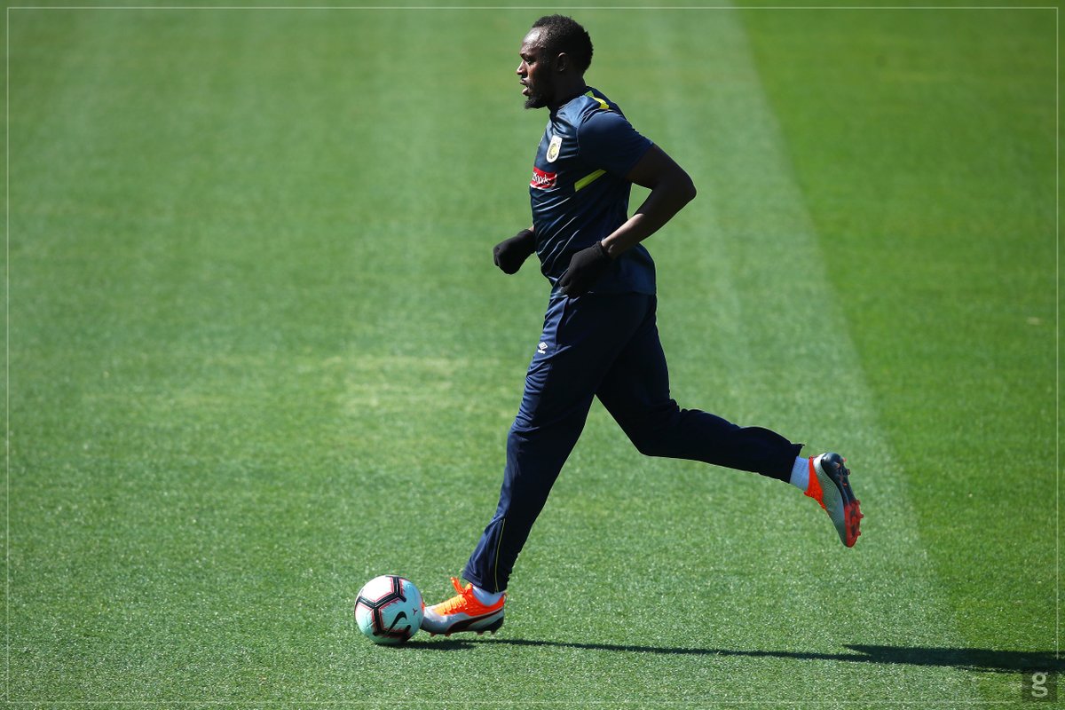 (Video) Usain Bolt da una carrera del atletismo hacia el fútbol profesional