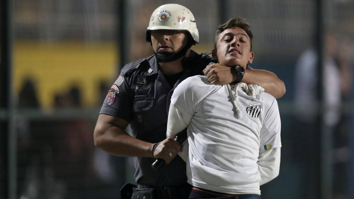 (Video) Violencia empaña Copa Libertadores en juego entre Santos e Independiente
