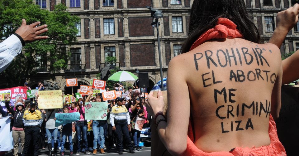 (Video) En México denuncian cada día a una mujer por abortar