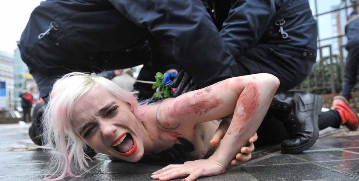 (Foto)  Activistas de Femen protestan por el maltrato a migrantes en Bélgica
