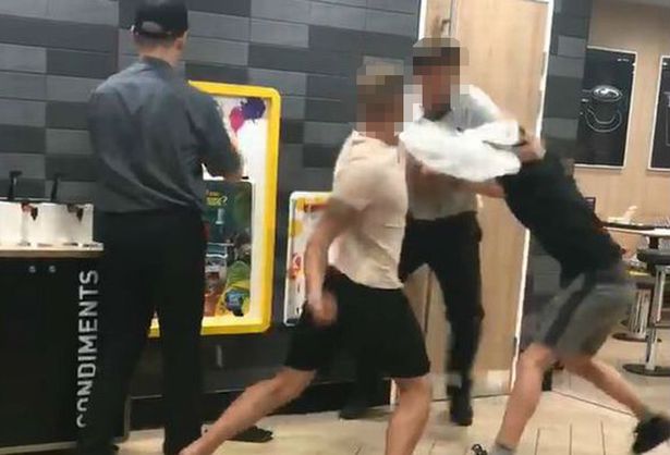 (Fotos) Delincuentes dan golpiza a trabajador de McDonald’s y nadie lo defiende